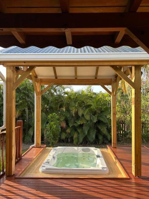 Bungalow Avec Jacuzzi Privatif Villa Sainte-Rose Kültér fotó